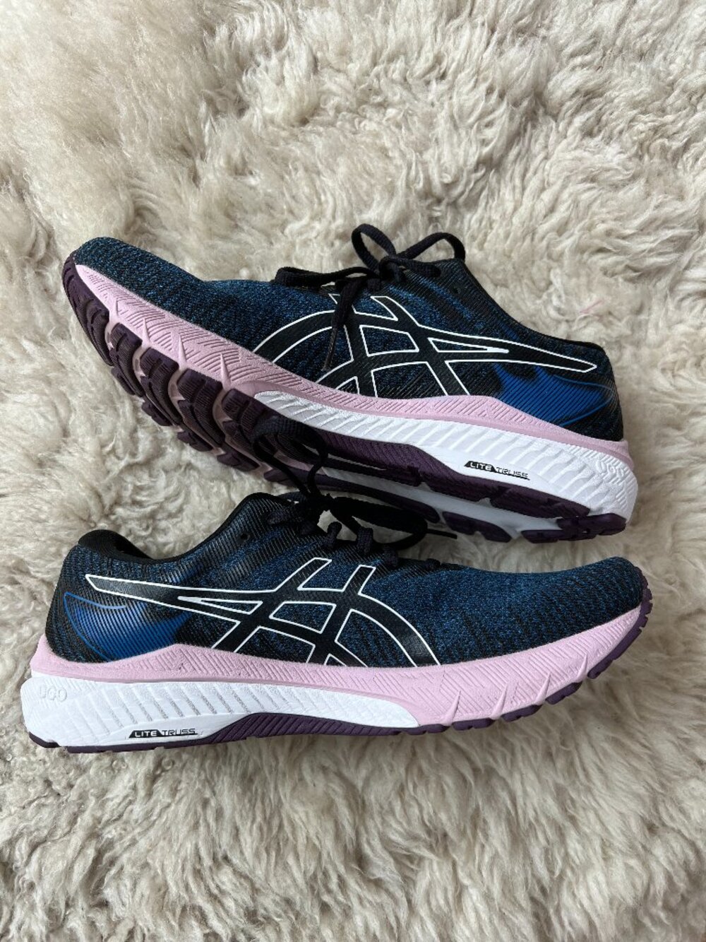 Aasics GT-2000 10 Women's Running Shoe - Size 9.5